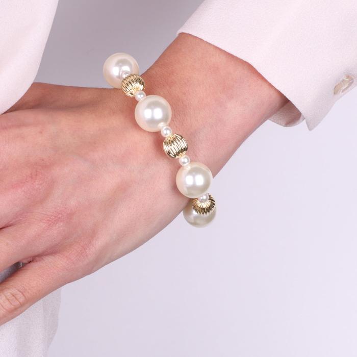 Bracelet en métal avec perles et détails dorés