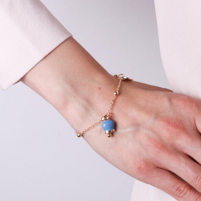 Bracelet en métal avec pendentif grelot porte-bonheur, agrémenté d'émail et de point lumineux