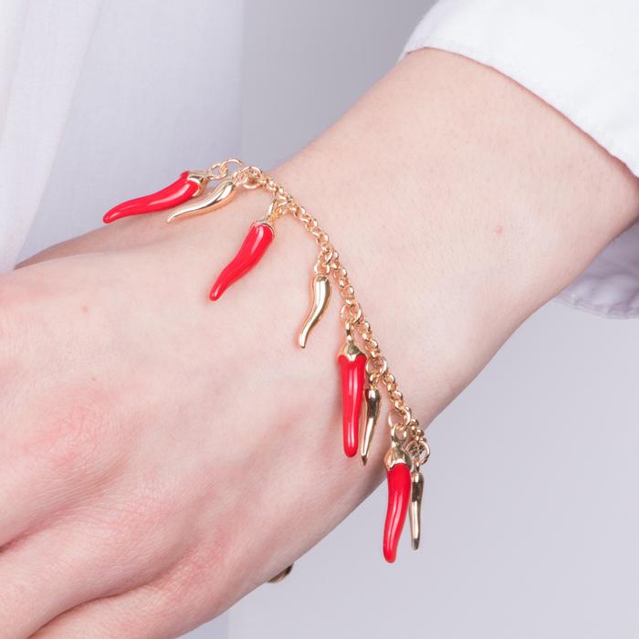 Bracelet en métal avec cornes rouges et dorées