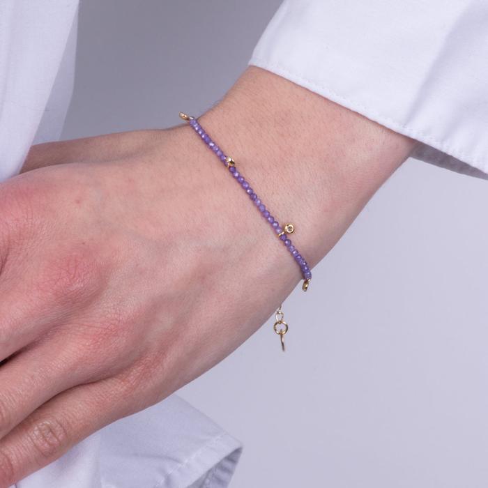 Bracelet en métal avec pierres violettes