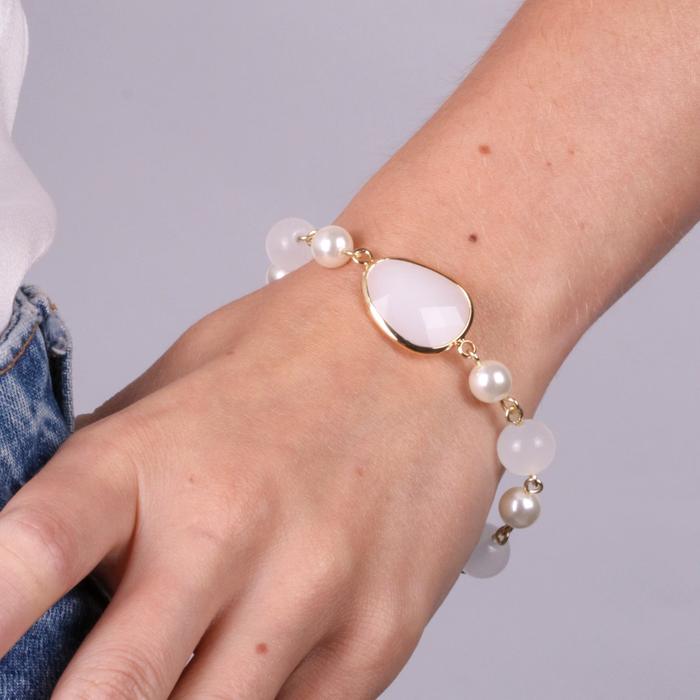 Bracelet en métal avec perles blanches et cristaux