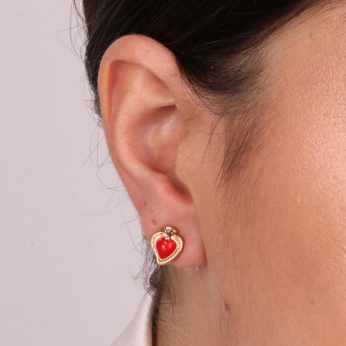 Boucles d'oreilles en métal avec cœur sacré sur le lobe