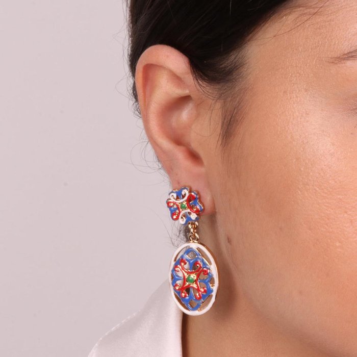 Boucles d'oreilles en métal avec pendentif en majolique colorée