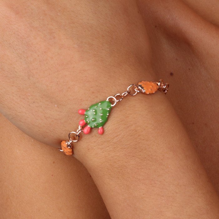Bracelet en maille métallique rolo, avec trio de figues de Barbarie ornées d'émaux colorés