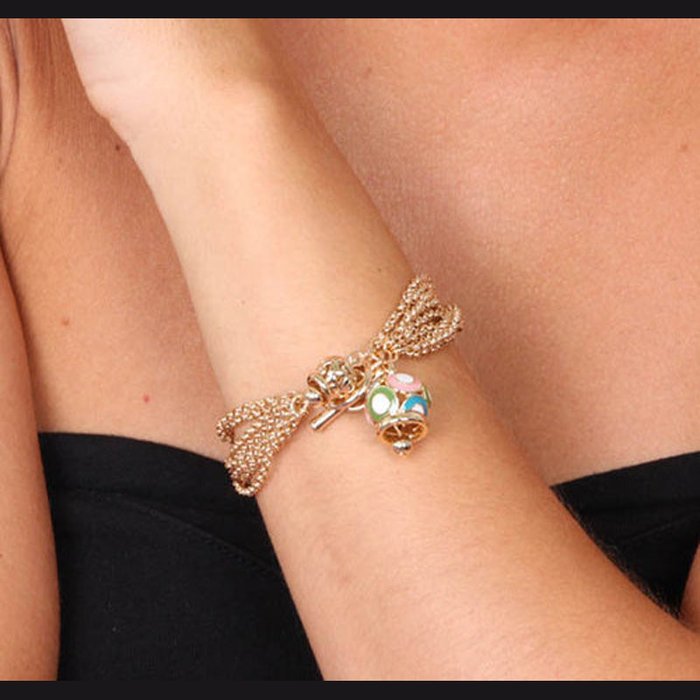 Bracelet en métal avec clochette colorée et clochette en forme de cœur