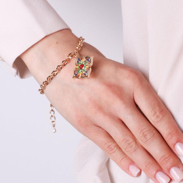 Bracelet en métal avec pendentif croix orné de majolique