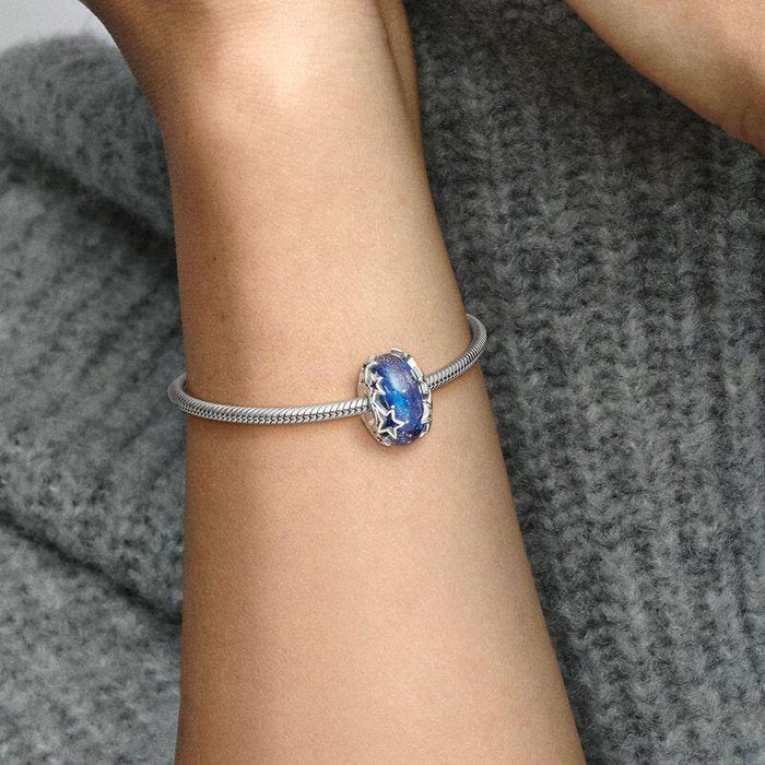 Breloque en verre de Murano bleu avec étoiles