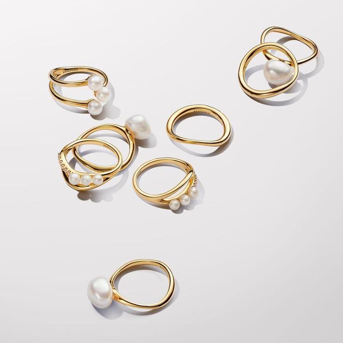Anello Linea Sinuosa con Perle d’Acqua Dolce Coltivate e Pavè