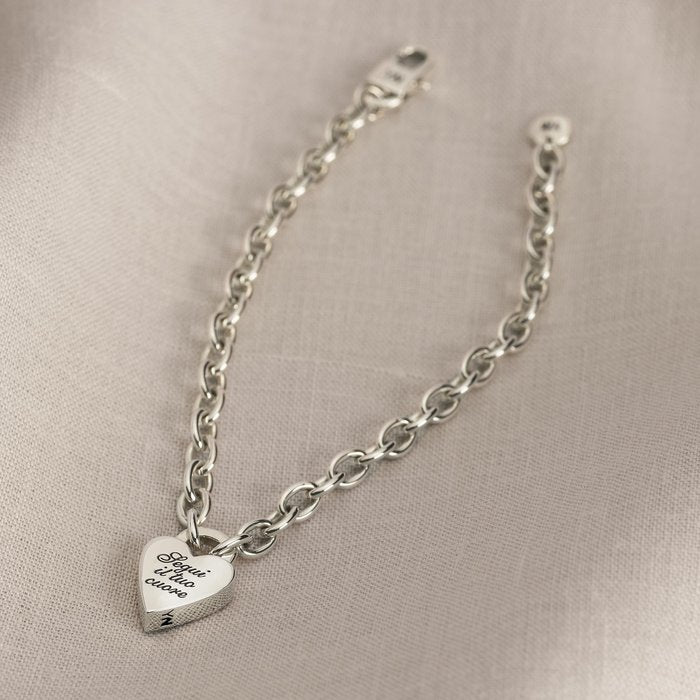 Un bracelet en argent