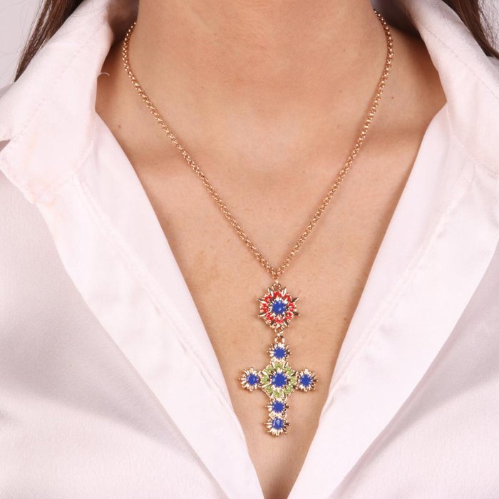 Collier en métal avec pendentif croix