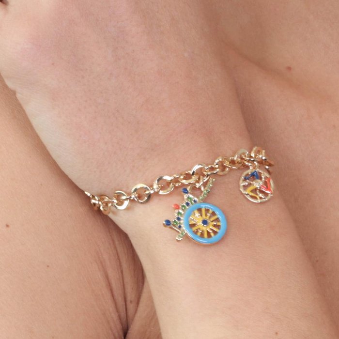Bracelet en métal à maille rolo, avec pendentif charrette sicilienne orné d'émaux colorés