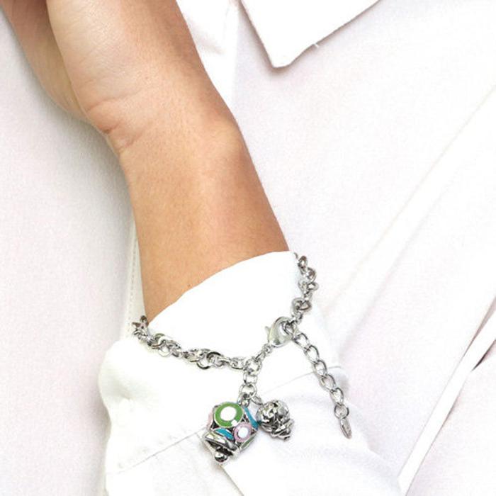 Bracelet en métal avec clochette colorée et petite clochette avec coeurs